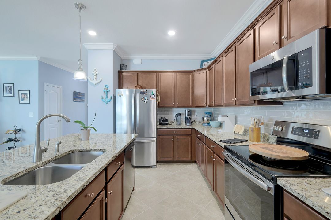 9386 Foxglove Ln, Naples, FL 34120