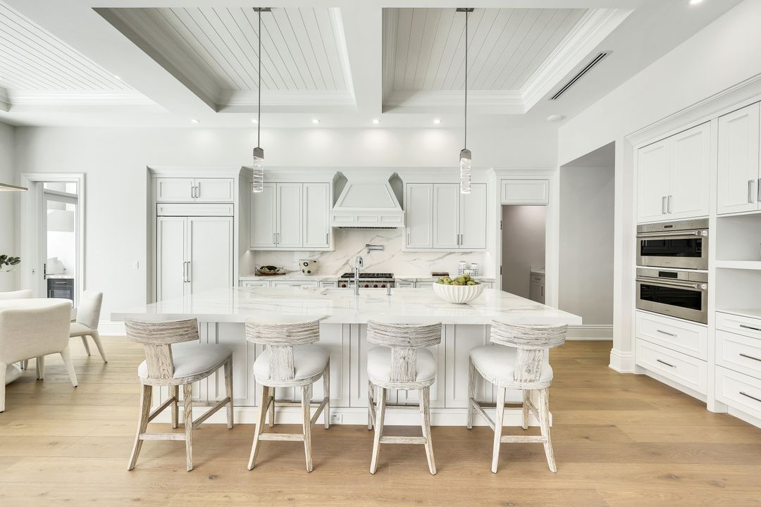 726 Riviera Dr, Naples, FL 34103