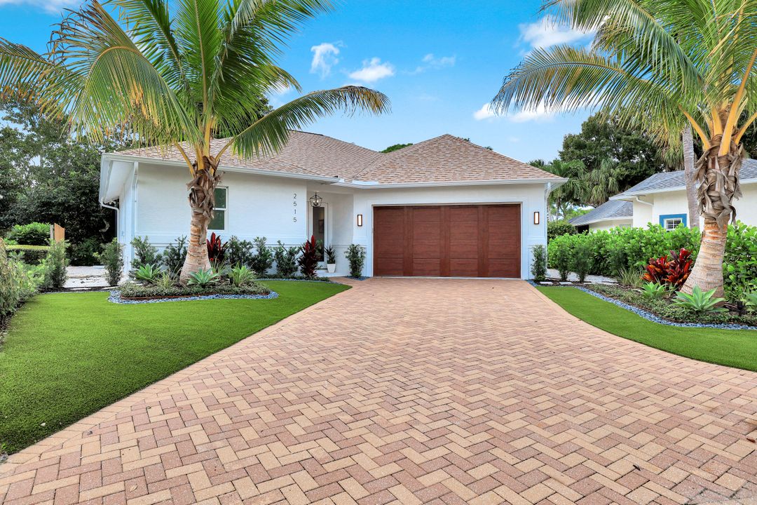 2515 Royal Palm Ct, Naples, FL 34103