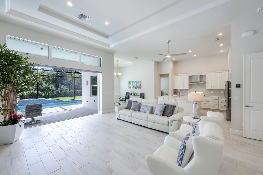 8959 Redonda Dr, Naples, FL 34114