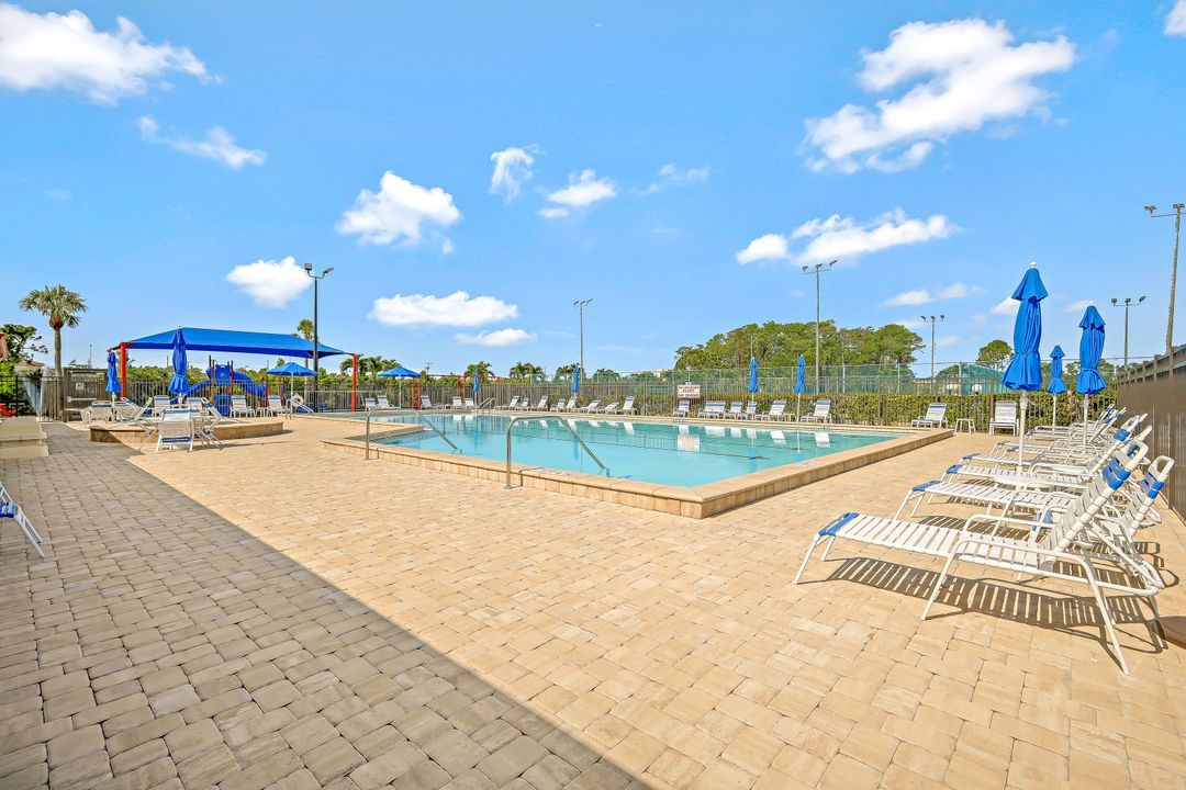 13142 Regent Cir, Fort Myers, FL 33966