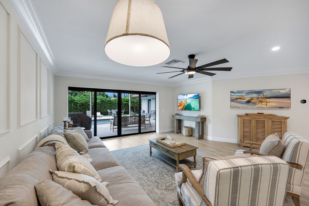 517 Parkwood Ln, Naples, FL 34103