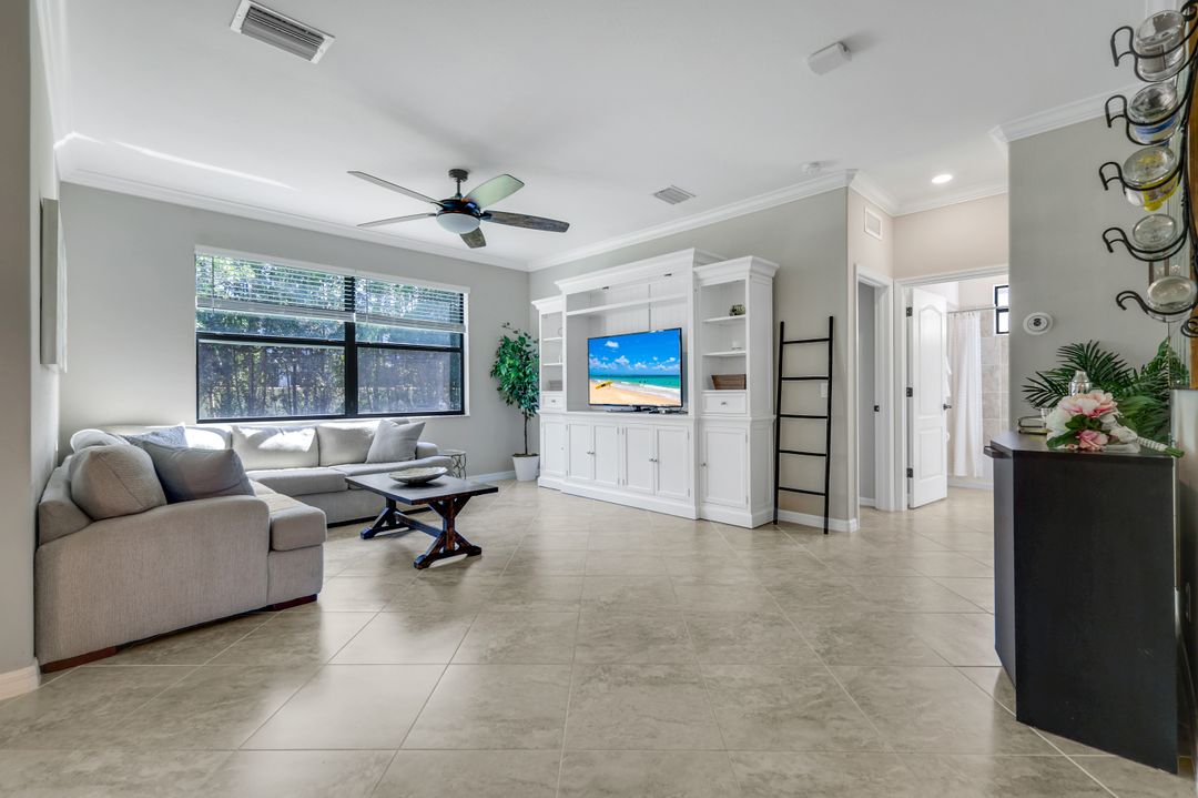 4264 Raffia Palm Cir, Naples, FL 34119