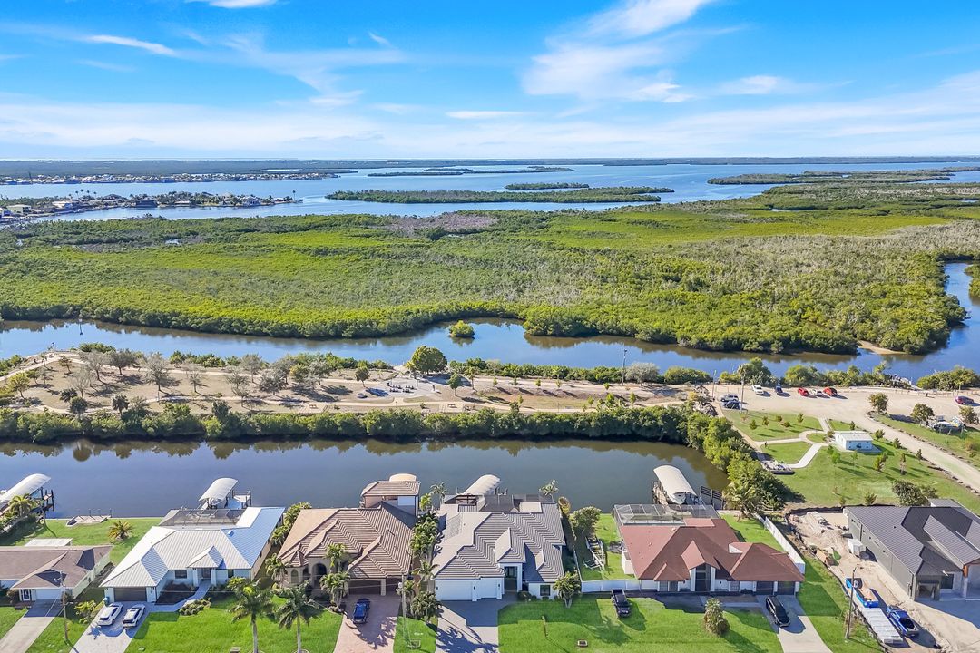 428 SW 39th Ave, Cape Coral, FL 33991