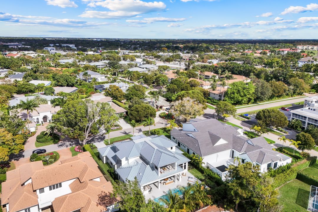 726 Riviera Dr, Naples, FL 34103