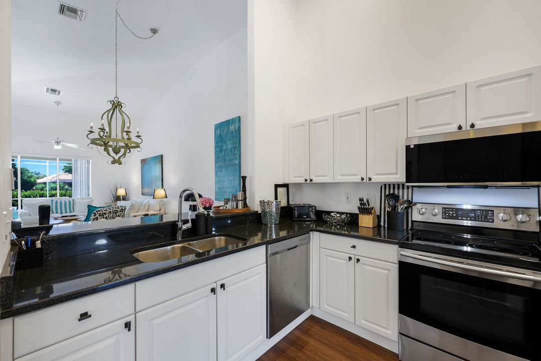 6585 Castlelawn Pl, Naples, FL 34113