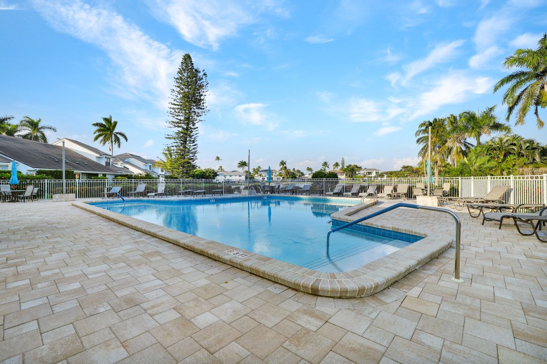 555 Park Shore Dr #503, Naples, FL 34103