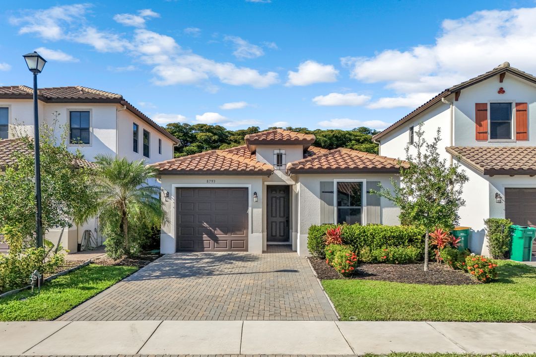 8793 Madrid Cir, Naples, FL 34104