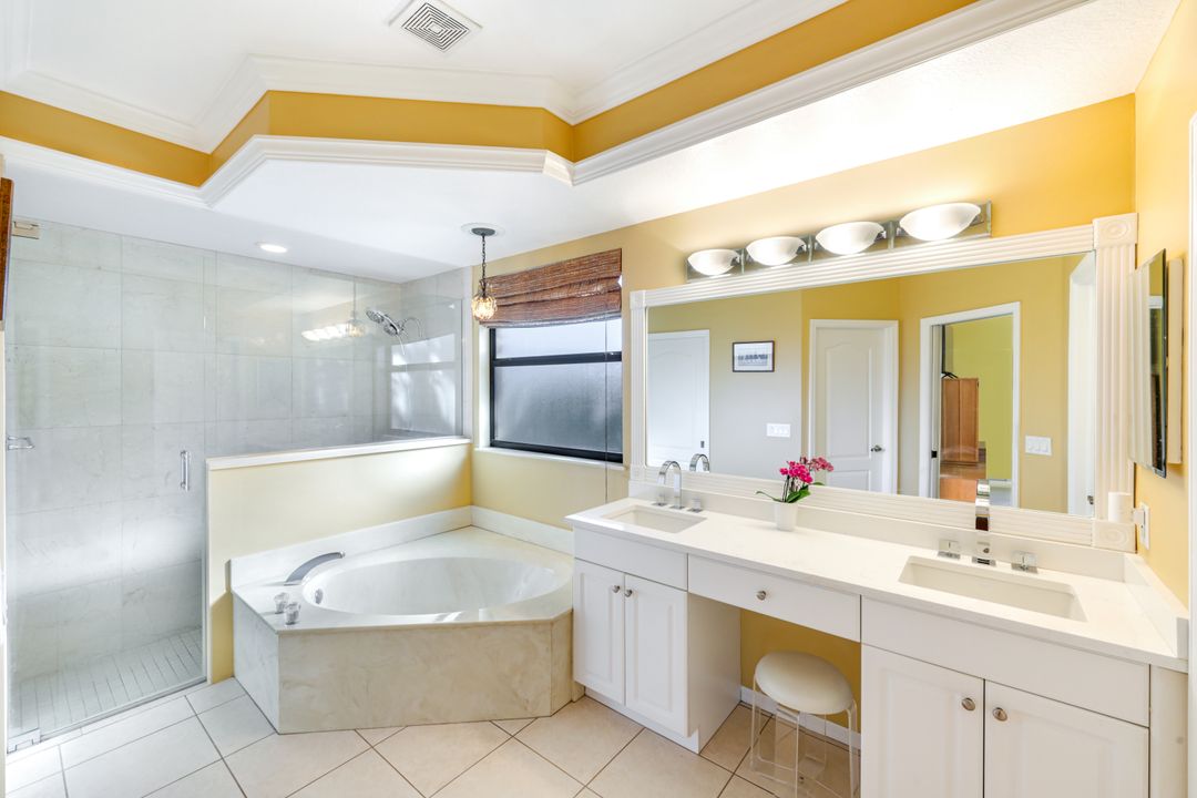 302 Sawgrass Ct, Naples, FL 34110