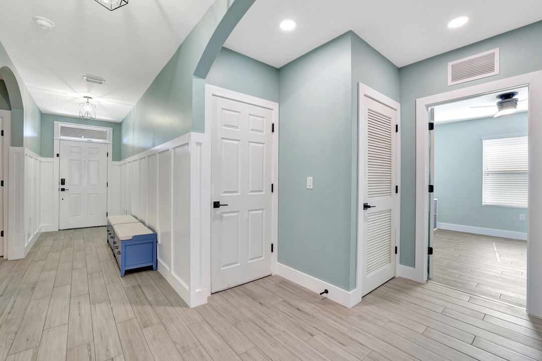 692 Hadley St E, Naples, FL 34104