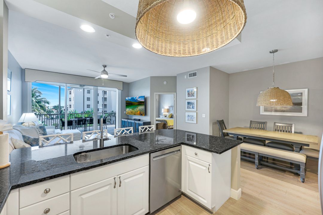 470 Launch Cir #403, Naples, FL 34108