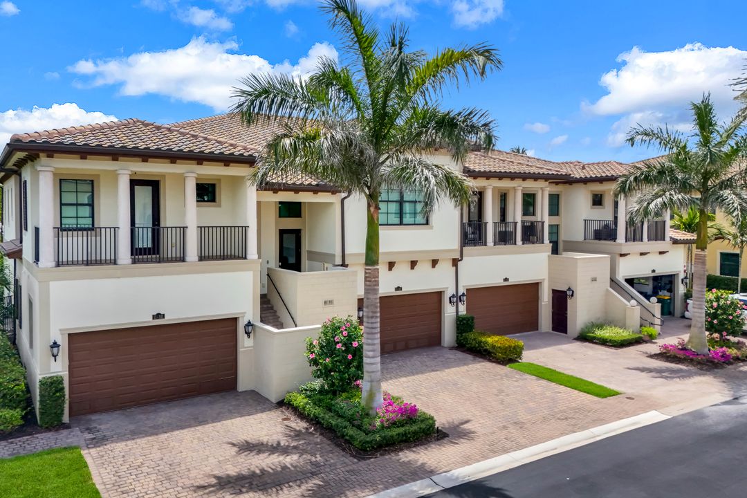2472 Breakwater Wy #11-202, Naples, FL 34112