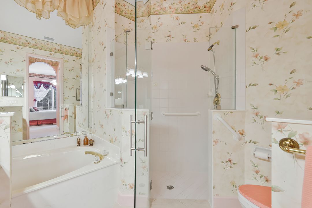 5852 Northridge Dr, Naples, FL 34110