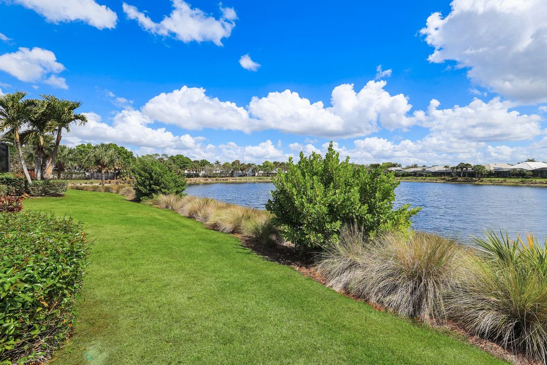 5052 Martinique Dr, Naples, FL 34113