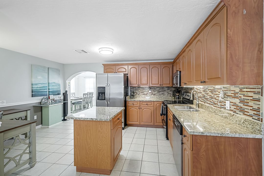 814 107th Ave N, Naples, FL 34108