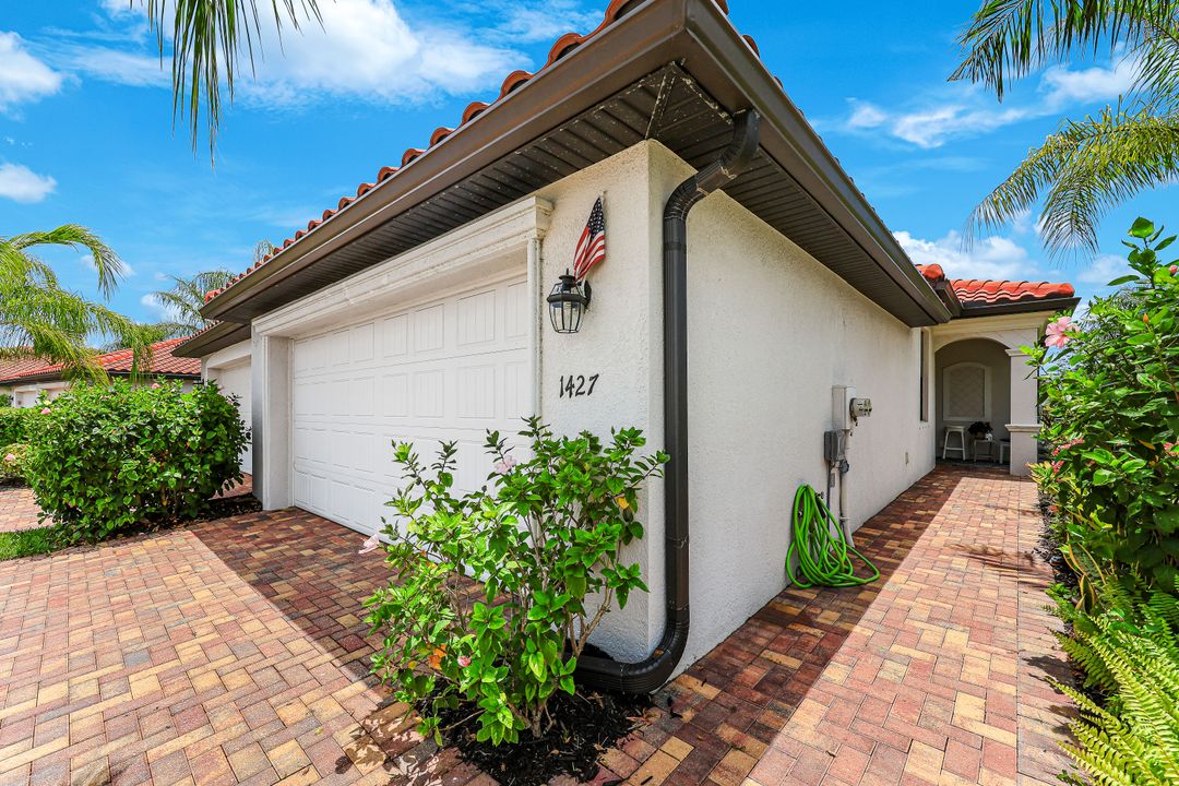1427 Oceania Dr, Naples, FL 34113