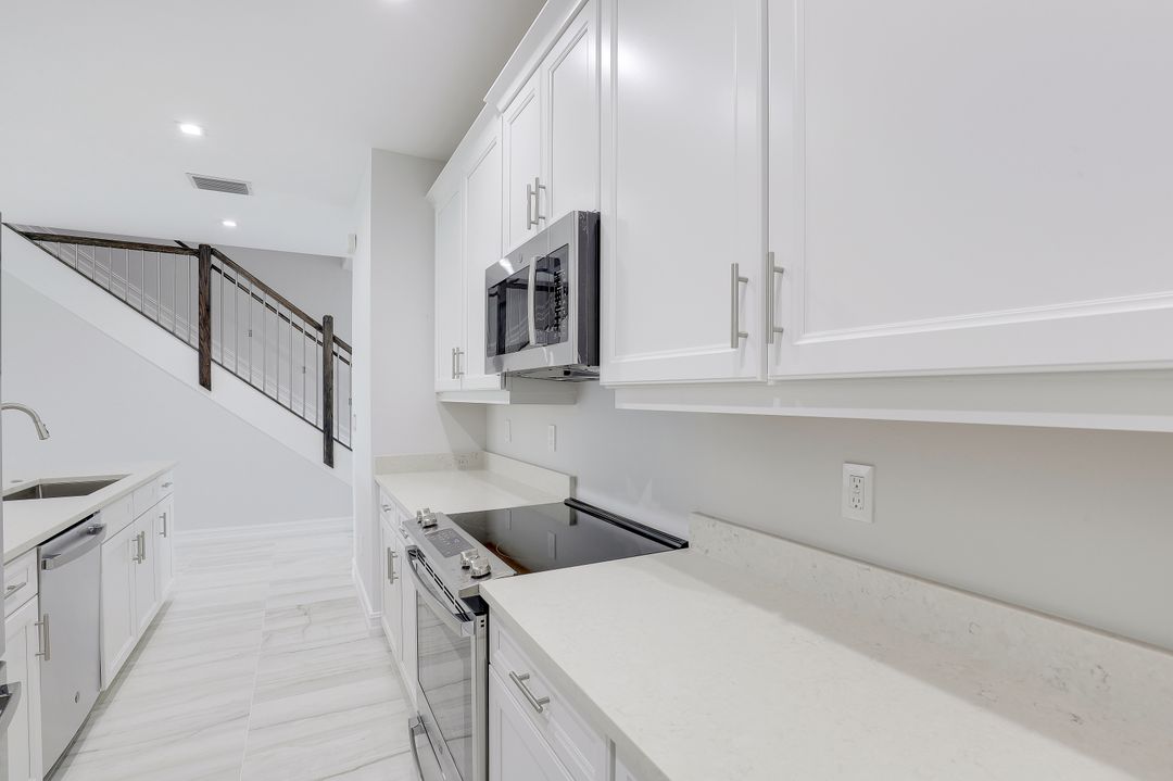 7473 Rockefeller Dr, Naples, FL 34119