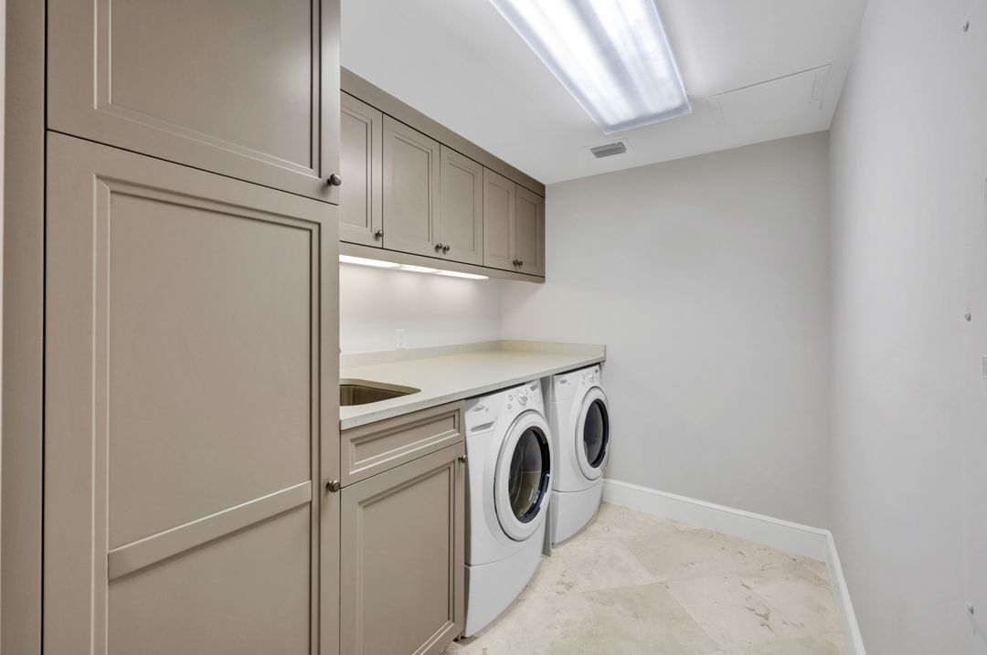 9811 Gulf Shore Dr #203, Naples, FL 34108