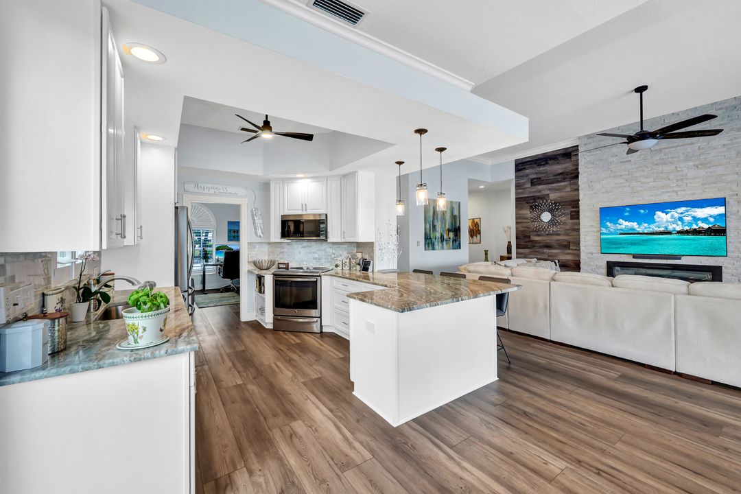 5441 Freeport Ln, Naples, FL 34119