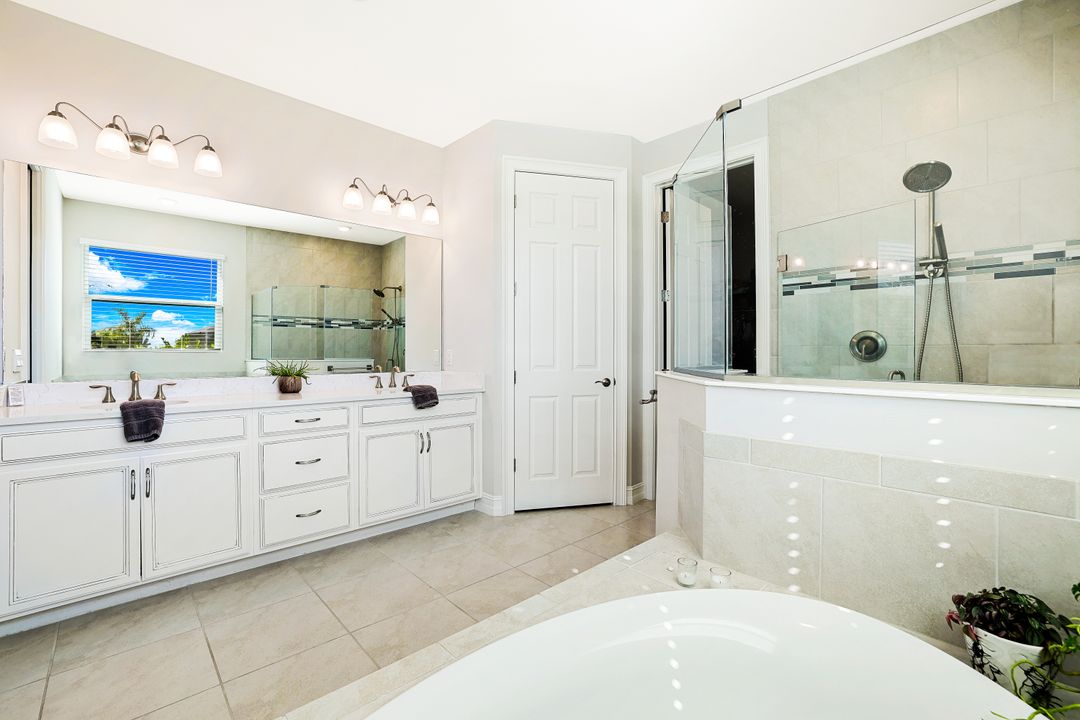 18680 Ensenada Dr, Naples, FL 34114