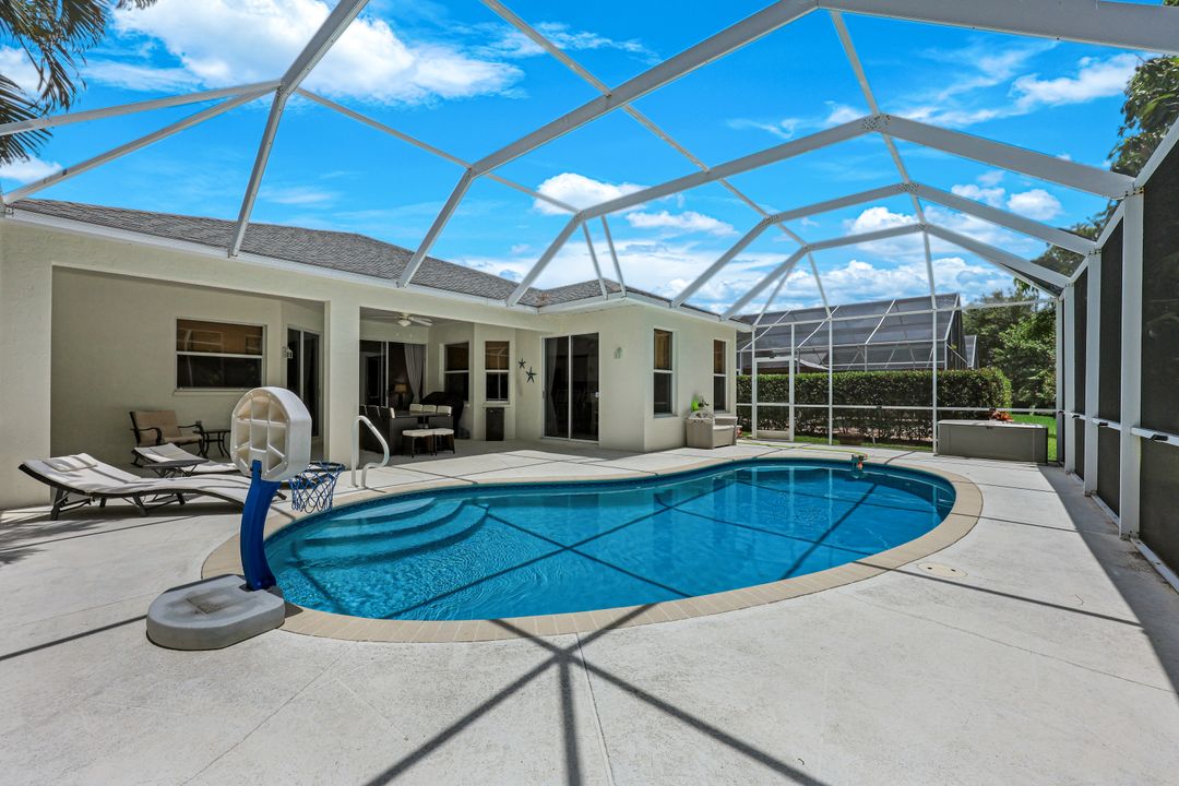 697 Crossfield Cir, Naples, FL 34104