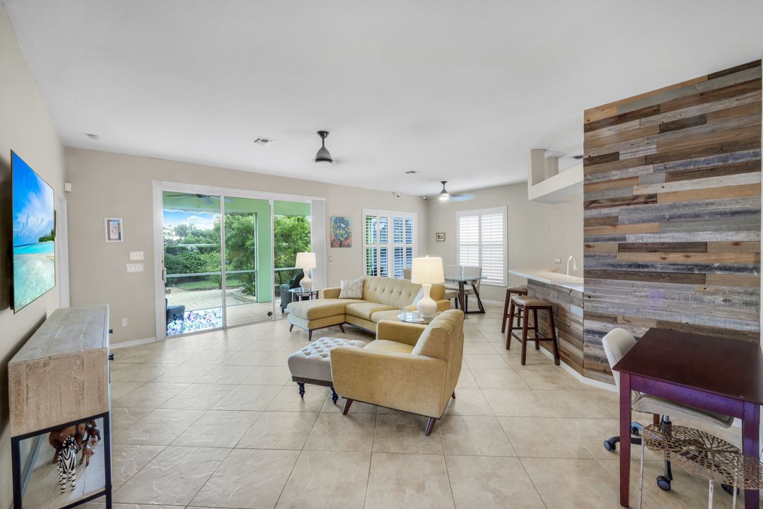 200 Stanhope Cir, Naples, FL 34104