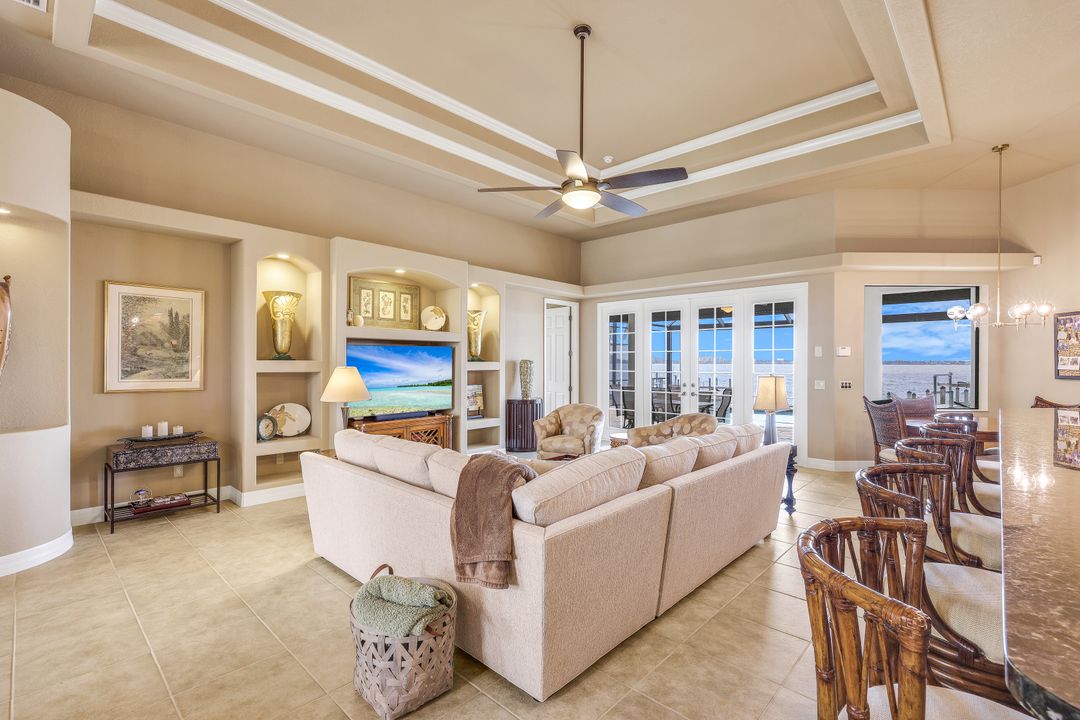 1028 Dolphin Dr, Cape Coral, FL 33904