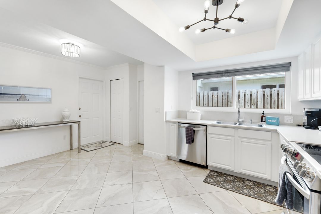 636 98th Ave N, Naples, FL 34108