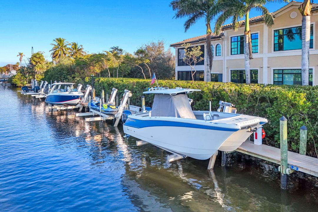 2472 Breakwater Wy #11-102, Naples, FL 34112