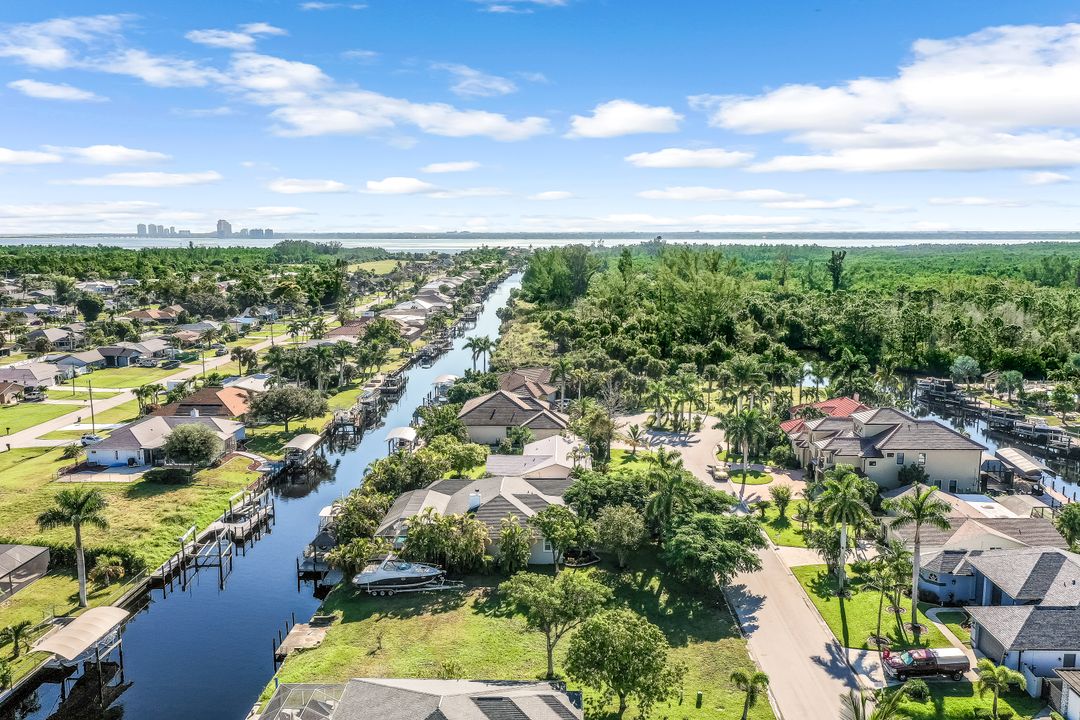 2055 Ottersrest Ln, Cape Coral, FL 33990