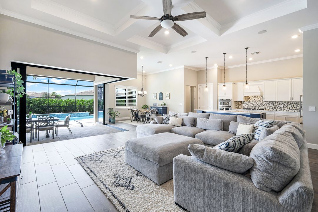 9554 Everglades Dr, Naples, FL 34120