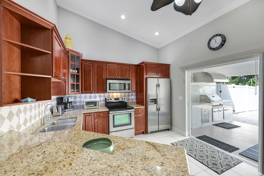 567 93rd Ave N, Naples, FL 34108