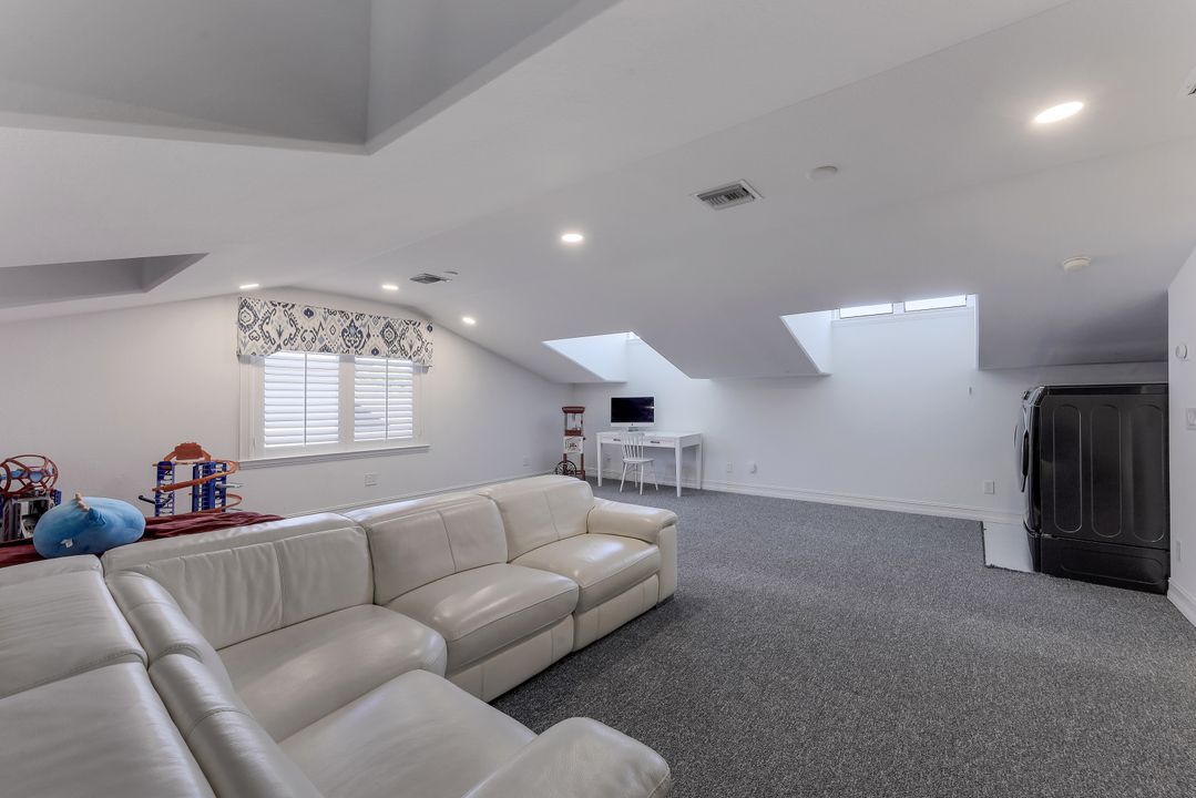 514 Corbel Dr, Naples, FL 34110