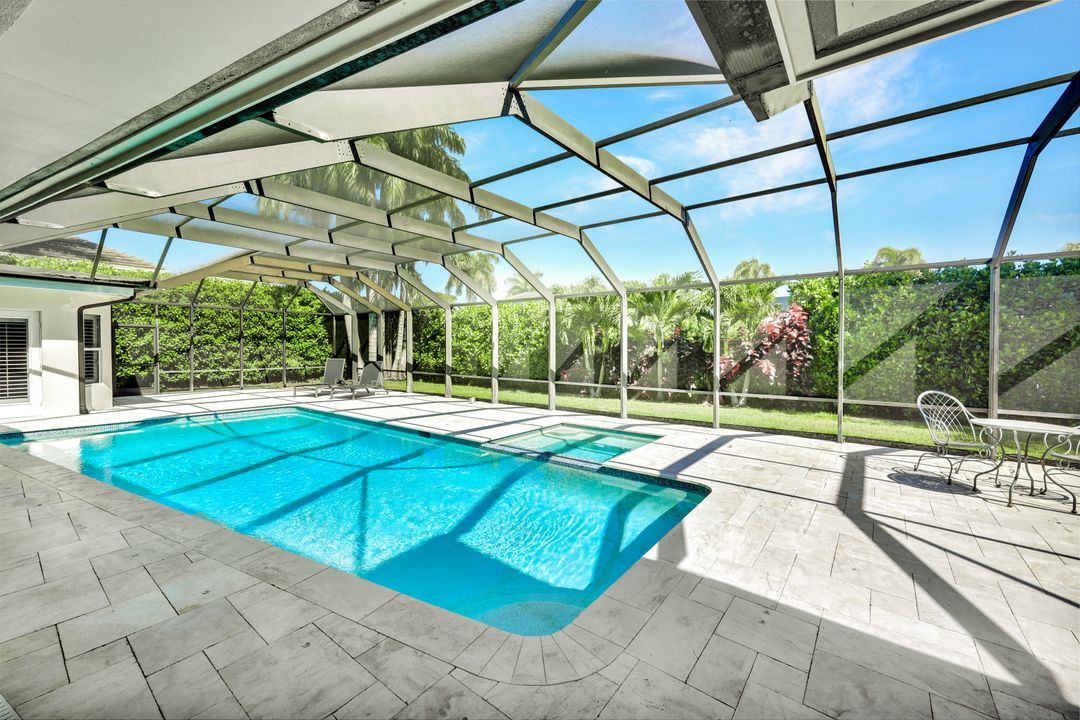 557 Parkwood Ln, Naples, FL 34103