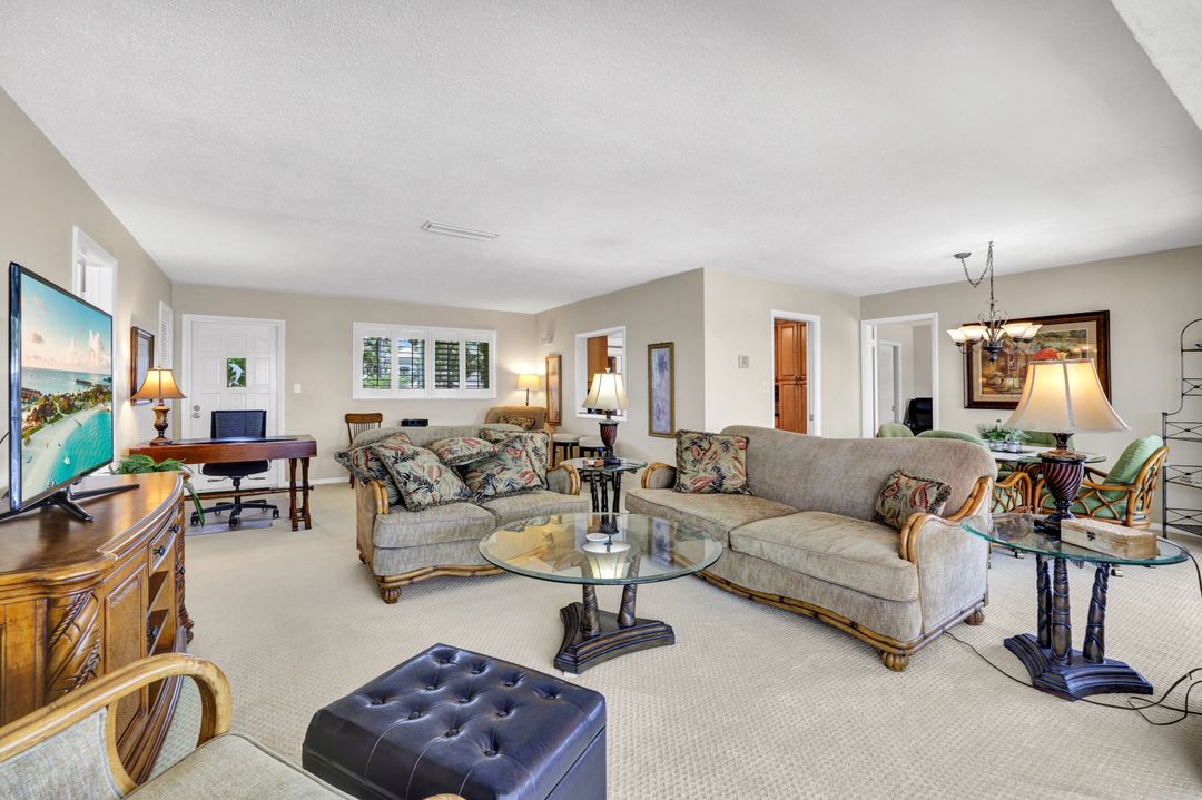 386 Harbour Dr, Naples, FL 34103