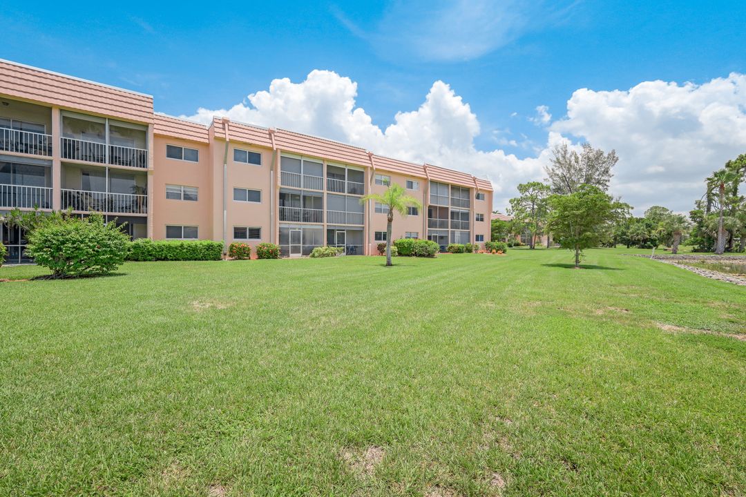 300 Forest Lakes Blvd #104, Naples, FL 34105