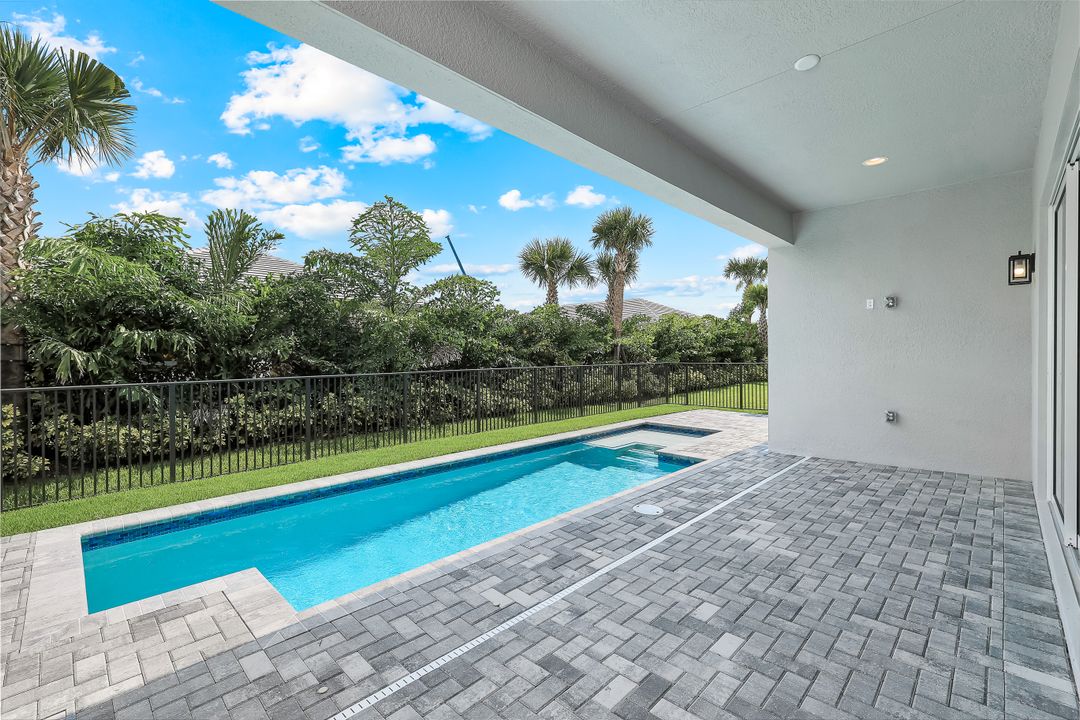 2741 Durham Cir, Naples, FL 34112