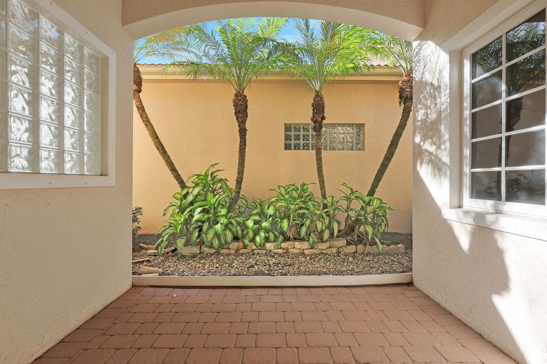 5616 Hammock Isles Dr, Naples, FL 34119