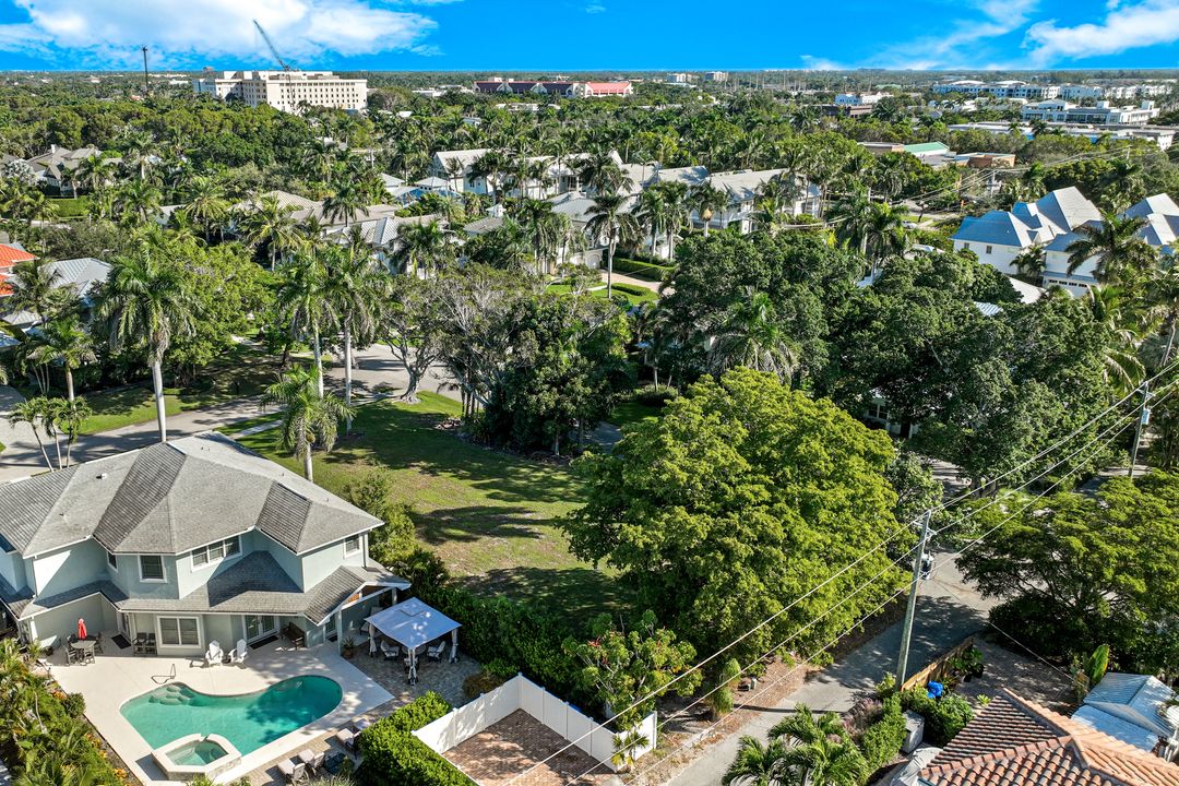 490 1st Ave S, Naples, FL 34102