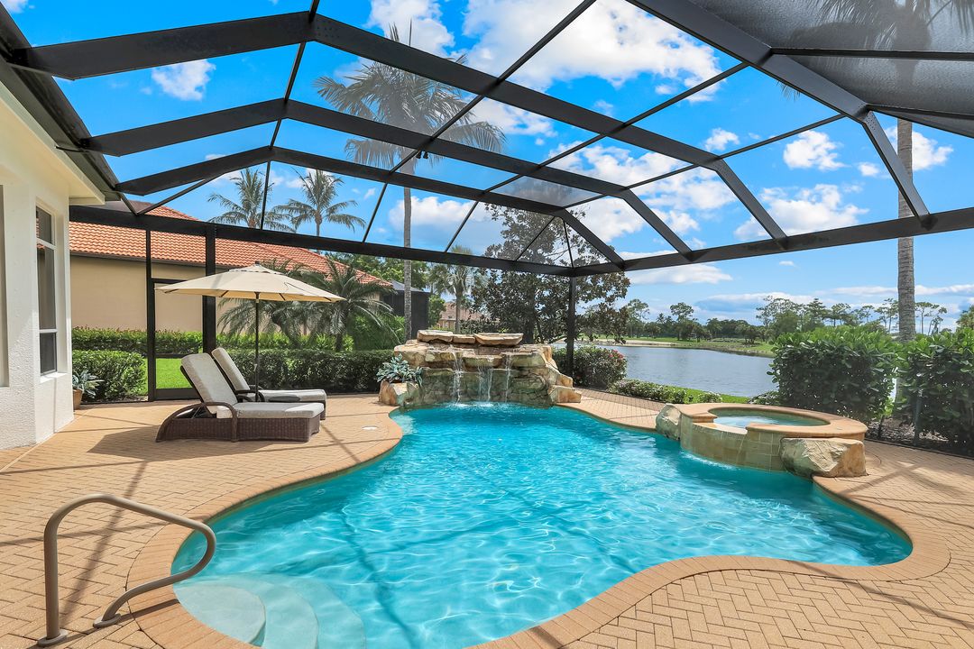 7511 Hogan Ct, Naples, FL 34113