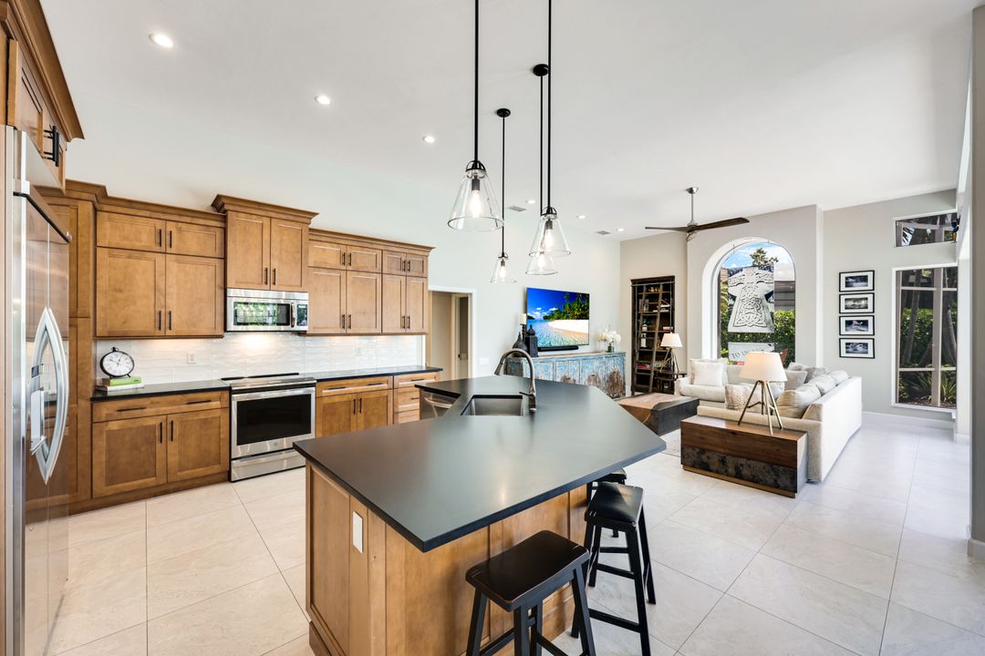 7998 Beaumont Ct, Naples, FL 34109