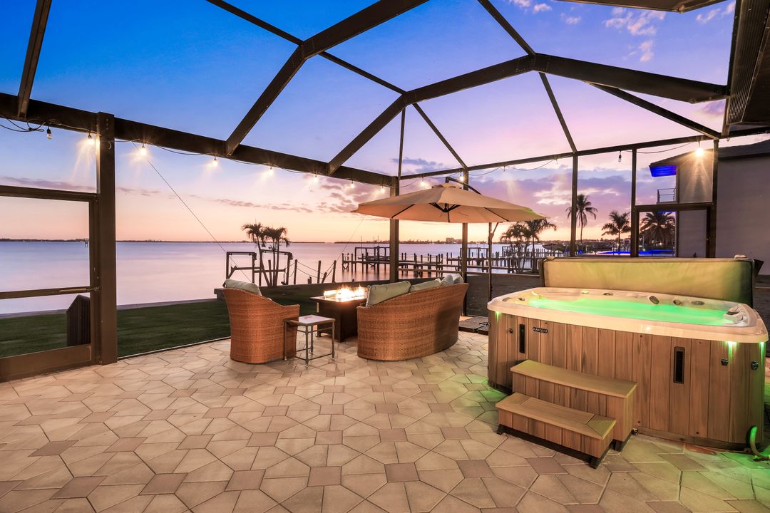 1028 Dolphin Dr, Cape Coral, FL 33904