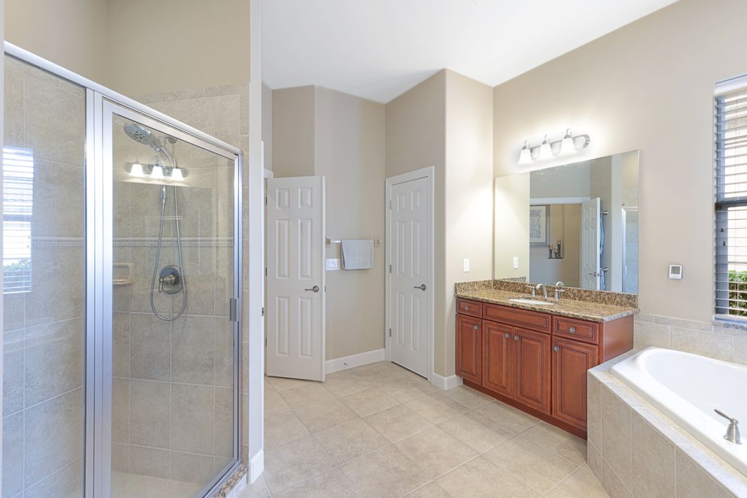 12118 Wicklow Ln, Naples, FL 34120