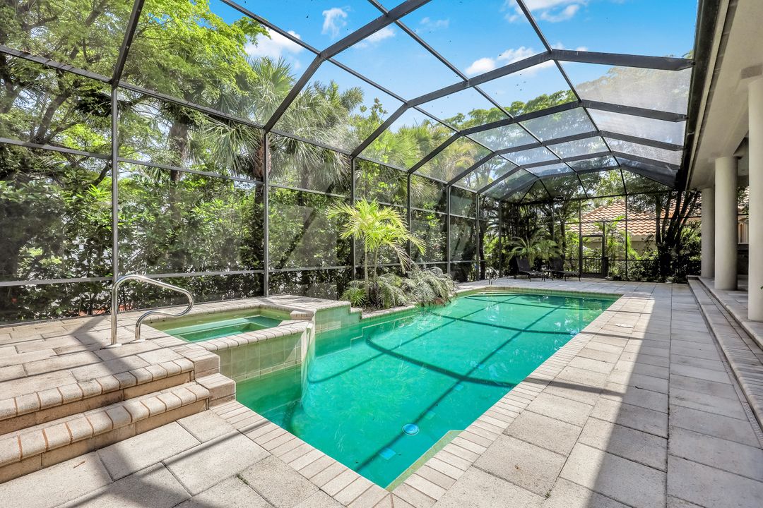 258 9th Ave S, Naples, FL 34102