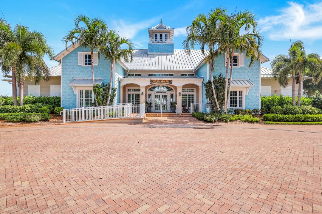 14814 Edgewater Cir, Naples, FL 34114