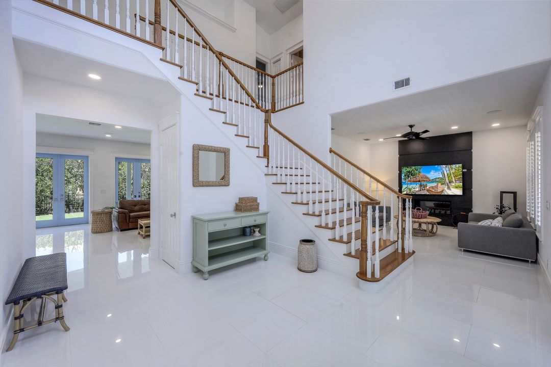 514 Corbel Dr, Naples, FL 34110