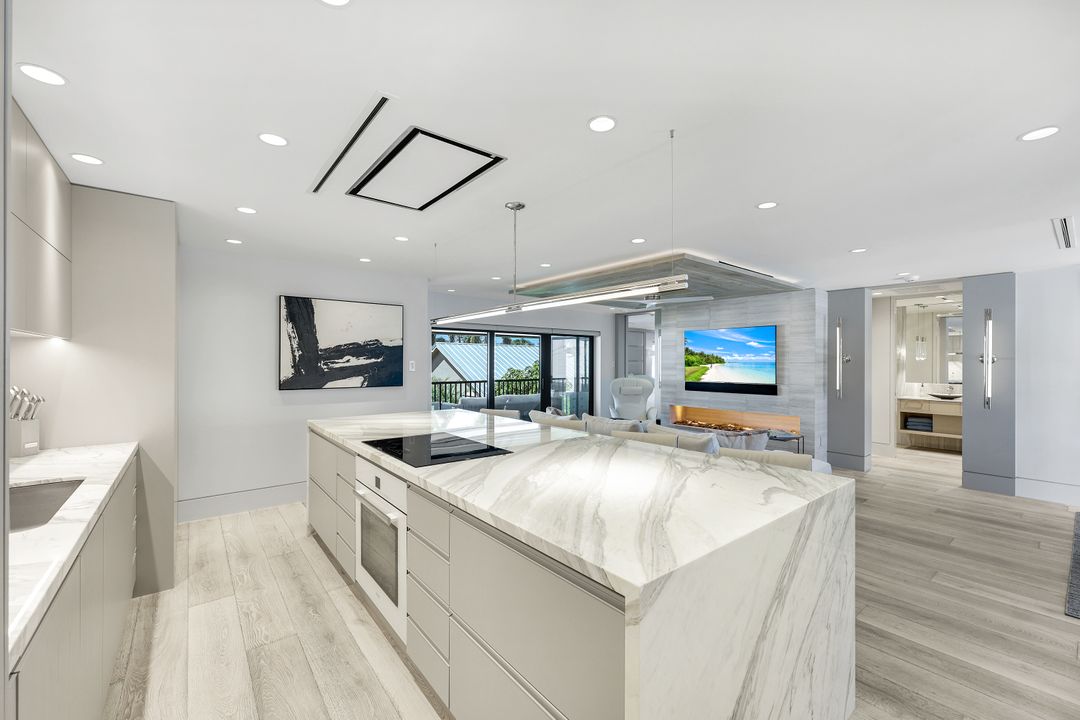 295 5th Ave S, Naples, FL 34102