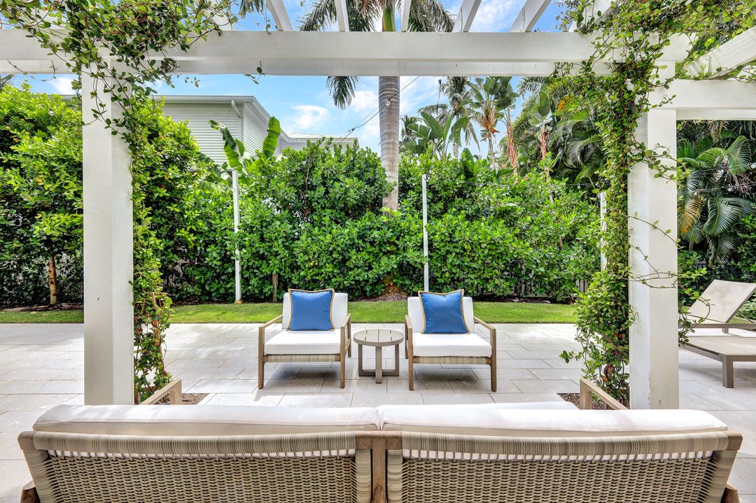 670 8th Ave S, Naples, FL 34102