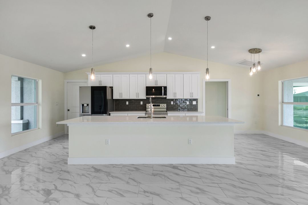 2622 NE 1st Pl, Cape Coral, FL 33909