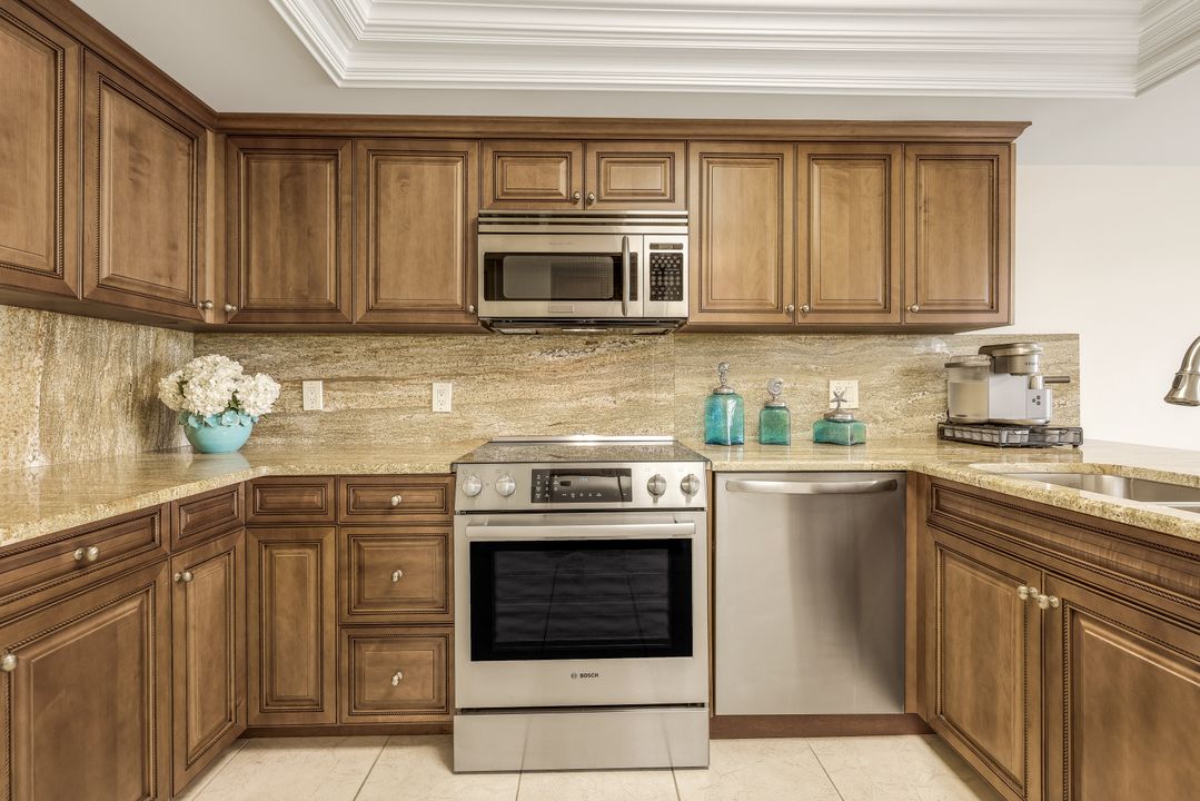 4451 Gulf Shore Blvd N #406, Naples, FL 34103